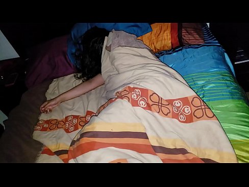 ❤️ Fillastro reprendendo á súa nova madrasta mentres ela dorme. Só porno na pornografía gl.hentaibar.ru ❤